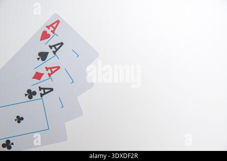Quattro assi di carte da gioco isolate su sfondo bianco con spazio di copia. Gioco d'azzardo, poker, casinò e fortuna. Foto Stock