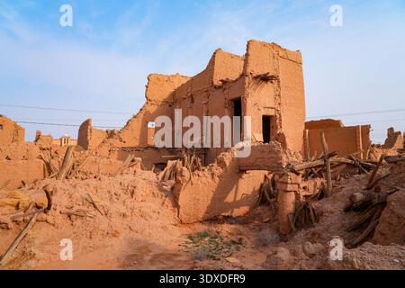 Rovine di mattoni di fango sbriciolati di un antico edificio nel villaggio storico di Shaqra, Arabia Saudita Foto Stock