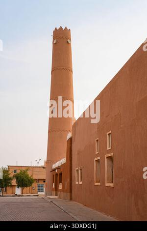 Tradizionale minareto Najdi in mattoni di fango della vecchia Moschea di Shaqra in Arabia Saudita Foto Stock
