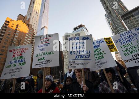New York, New York, Stati Uniti. Marzo 2026. I manifestanti si riuniscono nel Columbus Circle per denunciare gli attacchi USA-israeliani contro l'Iran iniziati il 28 febbraio. Crediti: Joseph Reid/Alamy Live News Foto Stock