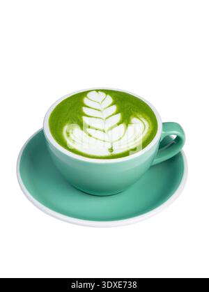 Latte matcha verde con latte art in una tazza di ceramica verde. Isolato su sfondo bianco, vista dall'alto. Foto Stock