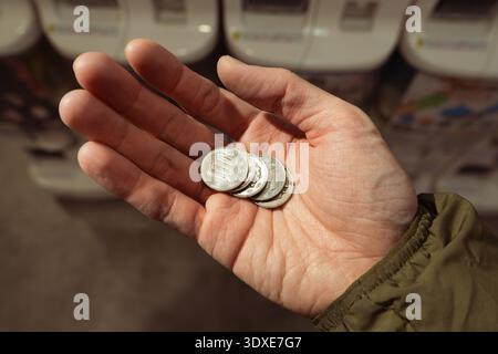 Valuta giapponese: Tenere 500 yen in cambio per piccoli pagamenti o risparmi Foto Stock