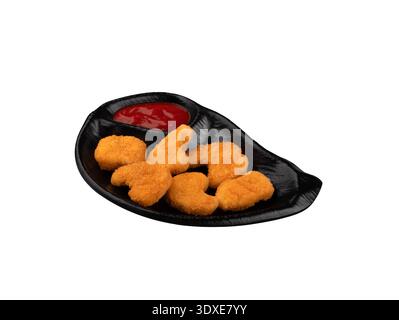 Pepite di pollo dorate con salsa da immersione su un piatto nero. Isolato su sfondo bianco, vista dall'alto. Foto Stock