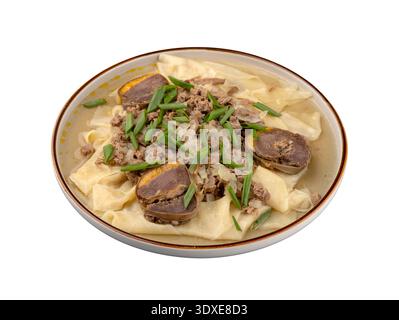 Piatto tradizionale di beshbarmak con carne, spaghetti e cipolla su sfondo bianco. Ripresa in studio isolata, vista dall'alto. Foto Stock