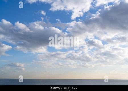 Vista panoramica della Baia di Sagami dalla Costa di Kamakura con cielo blu e nuvole Foto Stock