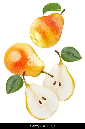 Giallo pera isolato con foglia. Volo in aria di frutta su sfondo bianco con percorso di ritaglio. Come elemento di design. Foto Stock