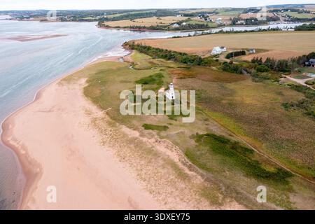 Foto aerea con drone della splendida spiaggia di Summerside, l'Isola del Principe Edoardo in Canada, che mostra il fronte spiaggia e le appartate spiagge di sabbia dorata Foto Stock
