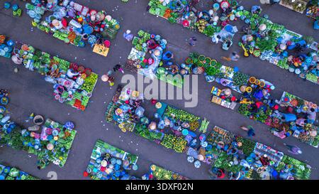 Vista aerea del mercato agricolo Cho Chom Hom a Tien Giang, Vietnam Foto Stock