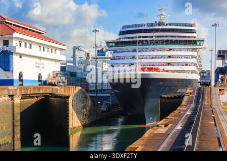 Canale di Panama, Panama. La nave Holland America Line entra nelle chiuse del lago Gatun. America centrale. Foto Stock