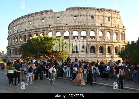 Roma, Italia - 3 novembre 2024: Una folla di turisti vicino al Colosseo di Roma. Foto Stock