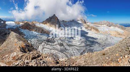 Panorama del ghiacciaio del Dachstein nelle Alpi austriache. Bel paesaggio montano. L'altopiano è il posto migliore per sciare, la Stiria. Foto Stock