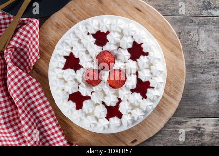 Torta di fragole fresca con panna su un tavolo di legno Foto Stock