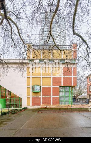 Londra, Inghilterra, Regno Unito - Clore Gallery at Tate Britain galleria d'arte di Stirling & Wilford, in inverno Foto Stock