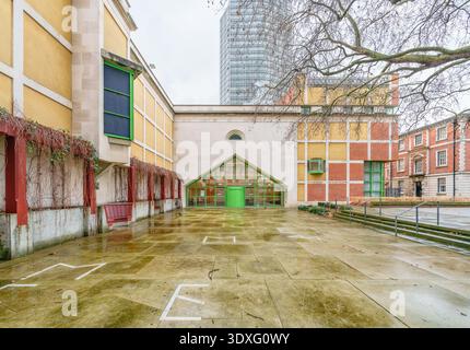 Londra, Inghilterra, Regno Unito - Clore Gallery at Tate Britain galleria d'arte di Stirling & Wilford, in inverno Foto Stock