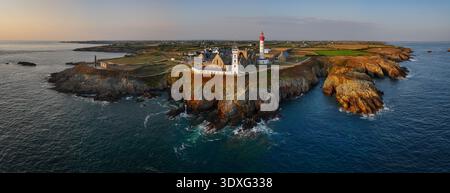 Vista aerea panoramica del faro e dell'abbazia di Pointe Saint-Mathieu, che si stagliano con orgoglio contro le onde che si infrangono nell'Atlantico, Plougonvelin, Bretagna, Foto Stock