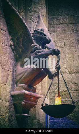 Gargoyle Light the Great Hall: The Making of Harry Potter Warner Bros Studio Tour, Studio Tour Dr, Leavesden, Watford WD25 7LR Regno Unito Foto Stock
