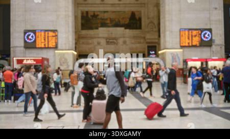 Stazione ferroviaria atrio sfocato stazione di sfondo bokeh con sfocatura del movimento e archi architettonici con messa a fuoco morbida; sfondo sfondo copyspace. Foto Stock