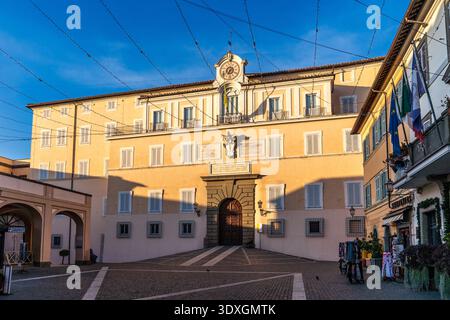La facciata monumentale del Palazzo Apostolico (o Palazzo Pontificio) a Castel Gandolfo, situata nella piazza principale della città, Piazza della Libertà. Un ciao Foto Stock