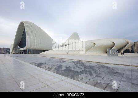 BAKU, AZERBAIGIAN - 5 GENNAIO 2018: Veduta dell'edificio del Centro culturale ed espositivo Heydar Aliyev in un giorno nuvoloso di gennaio Foto Stock