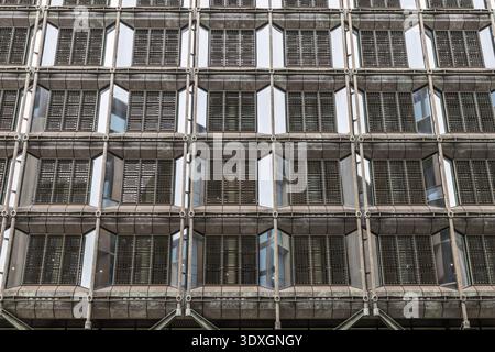 Facciata di un edificio dall'architettura moderna e brutalista Foto Stock