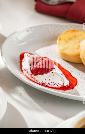 Syrniki con panna acida e marmellata di bacche Foto Stock