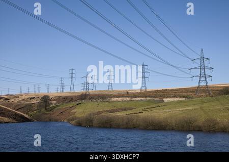 Electricity Pylons, West Pennine Moors, West Yorkshire, Regno Unito Foto Stock