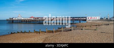 Immagine panoramica del molo di Herne Bay, nel Kent, nel regno unito, in un brillante giorno primaverile con cielo blu. Foto Stock