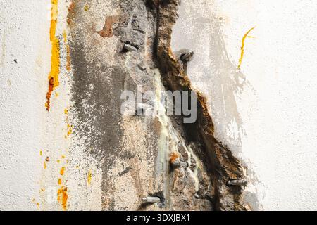 Riparazione di incrinature nel calcestruzzo con resina epossidica e imballatore ad iniezione. Primo piano. Impermeabilizzazione ad iniezione ad alta pressione. Ago di arresto dell'acqua con polimerizzazione epossidica. Base Foto Stock