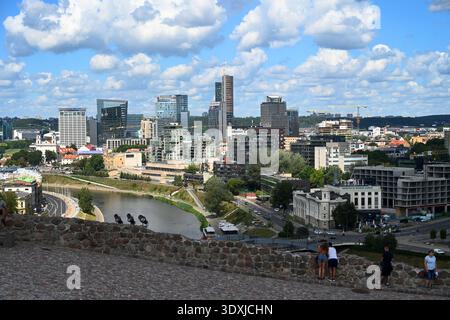 Vilnius, Lituania - 22 luglio 2024: Panorama di Vilnius con il fiume Neris. Foto Stock