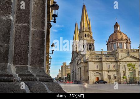 Prospettiva architettonica della Cattedrale di Guadalajara nel centro storico di Guadalajara Jalisco, Messico, caratterizzata da colonne in pietra coloniale, tradizionale Foto Stock