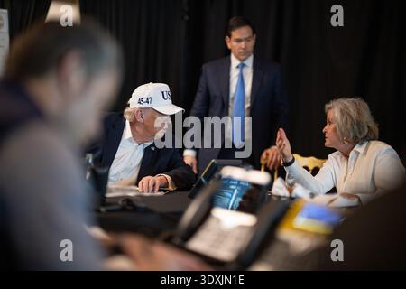 Il presidente Donald J. Trump supervisiona l'operazione Epic Fury a Mar-a-Lago, Palm Beach, Florida, 28 febbraio 2026. L'immagine d'archivio cattura il presidente che controlla le operazioni militari dalla sua proprietà privata, segnando un punto chiave nelle azioni militari degli Stati Uniti durante l'operazione. Foto Stock