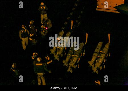 I marinai statunitensi spostano gli ordigni sul ponte di volo della portaerei classe Nimitz USS Abraham Lincoln (CVN 72) a supporto dell'operazione Epic Fury, 1 marzo 2026. La fotografia d'archivio documenta la gestione degli ordigni e le operazioni logistiche a bordo del vettore. Foto Stock