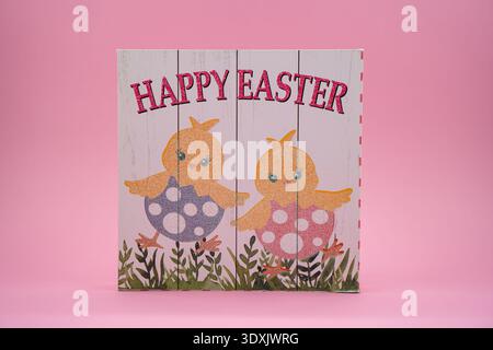 Vista frontale del cartello "Happy Easter" con l'illustrazione del pulcino. Foto Stock