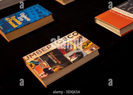 Vista dei libri Umberto Eco visualizzati sul tavolo. Toronto, Canada - 27 febbraio 2026. Foto Stock