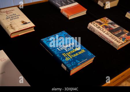 Vista dei libri Umberto Eco visualizzati sul tavolo. Toronto, Canada - 27 febbraio 2026. Foto Stock