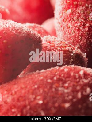 Foto macro dettagliata del gruppo di fragole congelate Foto Stock