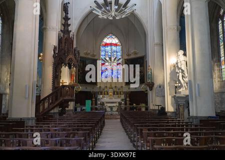 Église Saint-Roch, Chiesa di Saint Roch. Vista interna neogotica del XIX secolo con pali in legno, pulpito, altare e vetrate colorate a Montpell Foto Stock