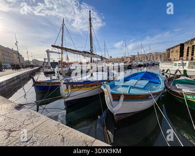 Porto vecchio di Marsiglia, le Vieux-Port de Marseille. Porto naturale storico pieno di piccole barche da pesca tradizionali e yacht moderni in Francia. Foto Stock