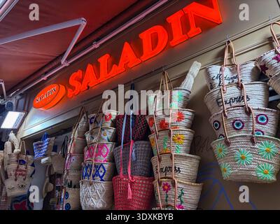 Saladino, Marché Noailles. Marsiglia, Francia. Cestino di paglia mediterraneo nel mercato "Belly of Marsiglia", con borse ricamate. Foto Stock