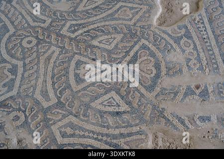 Primo piano di un mosaico romano geometrico con tessere blu e bianche presso Villa Romana de Salar, Andalusia, Spagna. Foto Stock