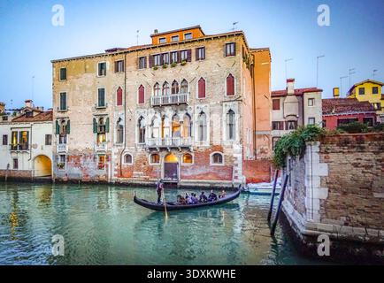 Gondola con i turisti a Venezia, Italia Foto Stock