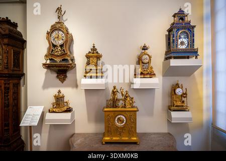 Siviglia, Spagna - 23 dicembre: Mostra murale di orologi antichi e orologi nella Casa Fabiola, museo della Collezione Mariano Bellver di Siviglia, Andalusia Foto Stock