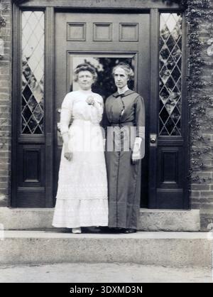 Annie Jump Cannon e Henrietta Swan Leavitt, due astronomi rivoluzionari dei computer di Harvard, si trovano insieme in una fotografia d'archivio. Furono pionieri nella classificazione stellare e nella comprensione delle stelle variabili all'inizio del XX secolo. Foto Stock