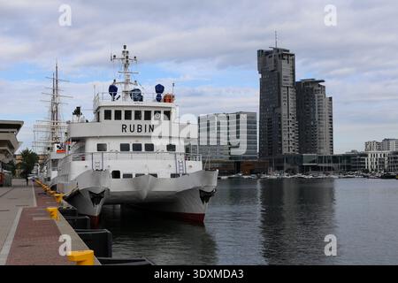 La nave passeggeri Rubin ormeggiata nel porto turistico di Gdynia con il moderno skyline e la nave a vela Dar Pomorza nelle vicinanze, Polonia. Foto Stock