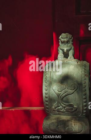 Foto ravvicinata di un elemento architettonico cinese con un design stilizzato a forma di drago, che cattura l'arte e l'artigianato tradizionali Foto Stock