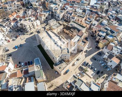 Vista aerea del Castello di Sannicandro: Fortezza medievale normanna-Hohenstaufen in Puglia, Italia. Splendida prospettiva droni del monumento storico Foto Stock