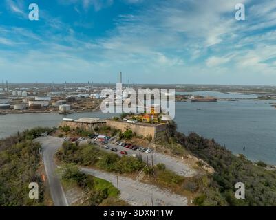 Fort Nassau CuraCao dall'alto: Storica fortezza Hilltop e iconico ristorante con vista sul porto di Willemstad. Vista aerea mozzafiato dei Caraibi Foto Stock
