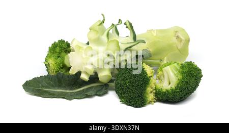 Fiori di broccoli verdi, romanesco e foglie di cavolo disposti su sfondo bianco. Perfetto per mangiare sano, pasti vegani e prodotti freschi visivi. Foto Stock