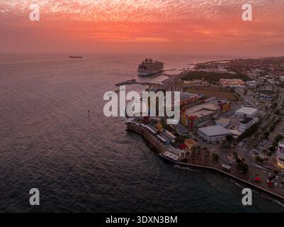 Veduta aerea del porto di Willemstad con la nave da crociera attraccata e colorata vista del tramonto Foto Stock