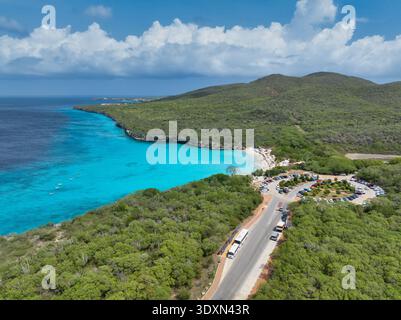 Veduta aerea della spiaggia di Grote Knip acque turchesi nella Curacao occidentale tra i villaggi di Westpunt e Lagun. La spiaggia lascia il posto ad una piccola laguna A. Foto Stock